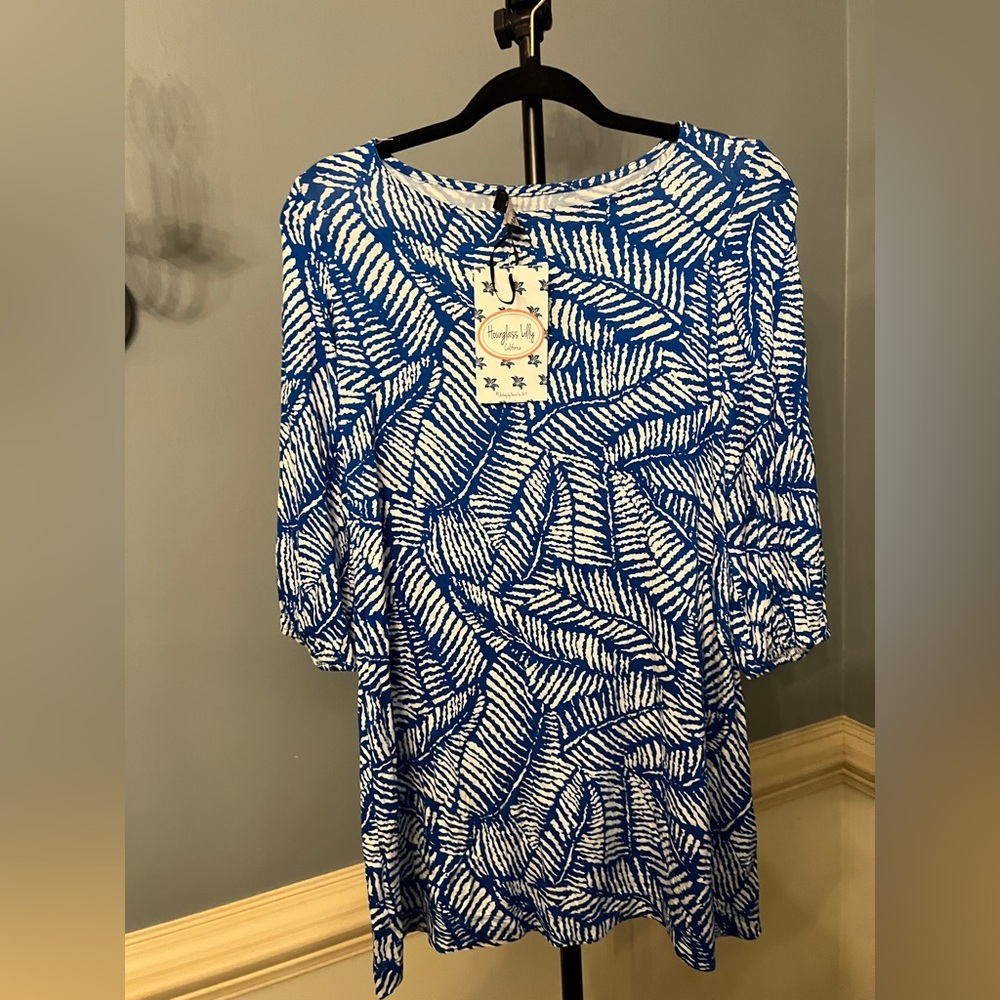 Hourglass Lilly‎ Blue and White Patterned top small NWT